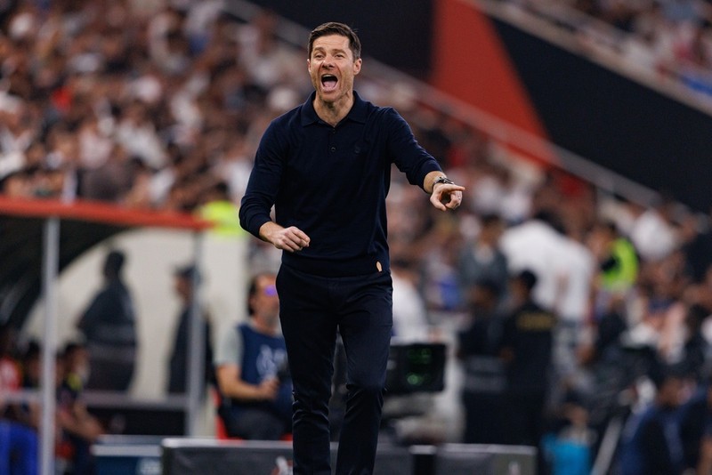 Xabi Alonso Pointing